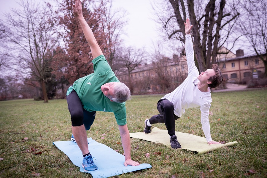Yoga auf Matten im Park Berlin