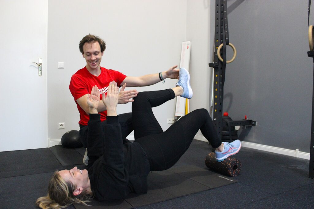 Kundin macht Fitnessübung auf Boden